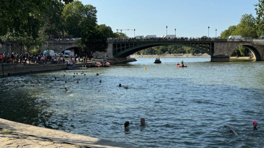 Prefeita de Paris nada no Rio Sena; água; triatlo